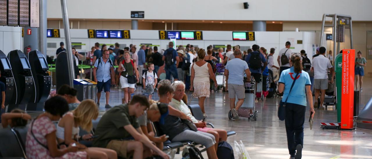 Pasajeros esperando para facturar sus equipajes en el aeropuerto de Alicante-Elche