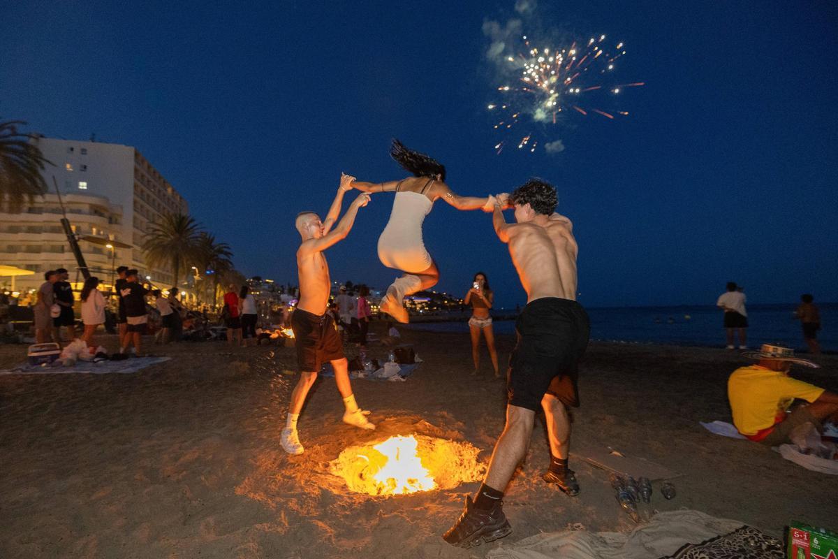 Una joven saltando una hoguera en la pasada noche de Sant Joan, 2025