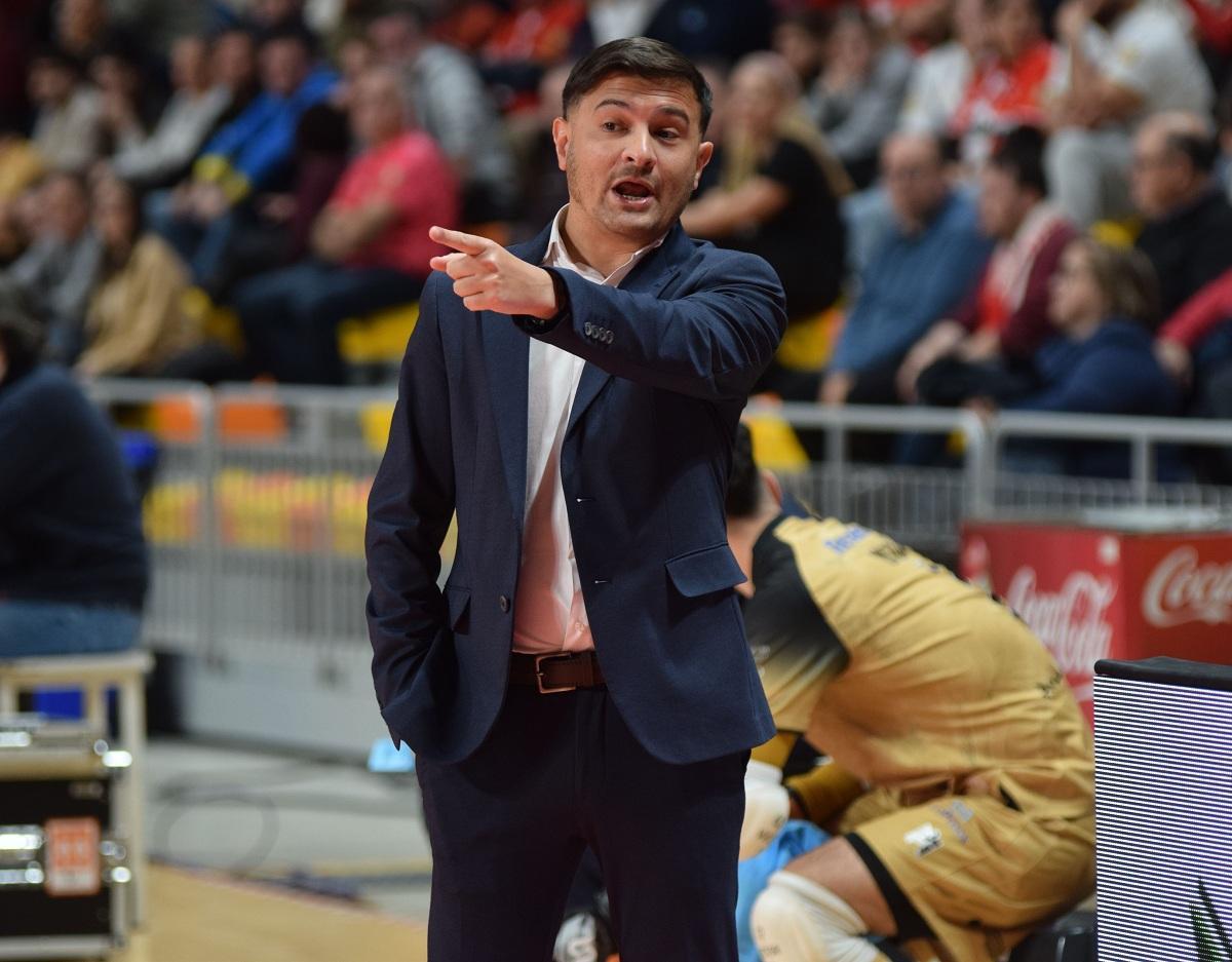 Emanuel Santoro da instrucciones.