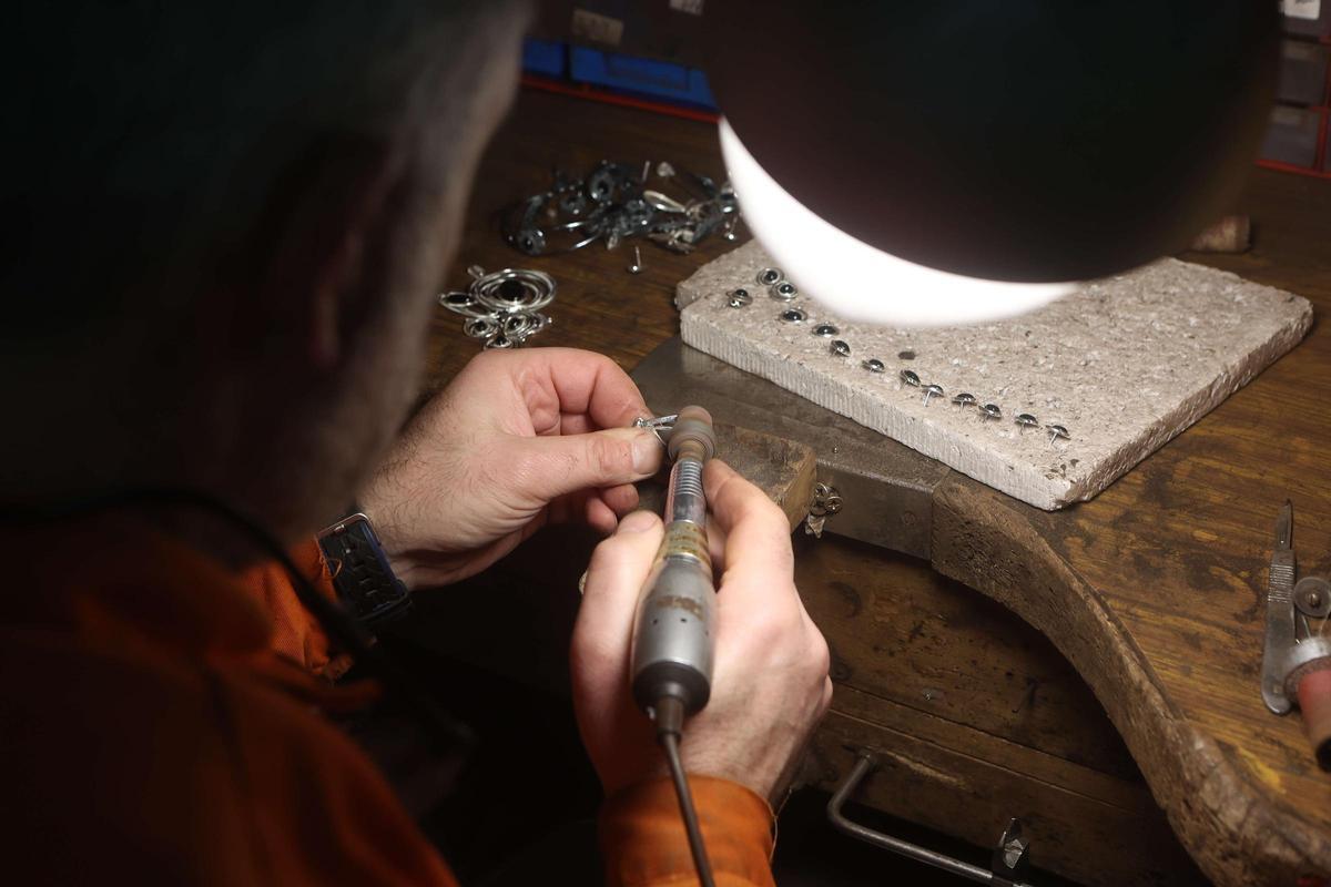 Un trabajador, en el taller de joyas de Ardentia en Bergondo