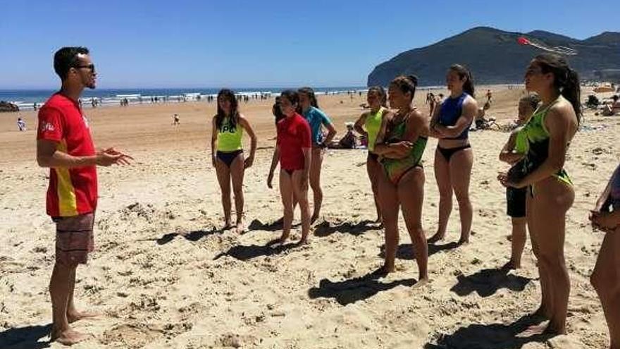 Carballo trabajó con la selección en la playa de Berria.