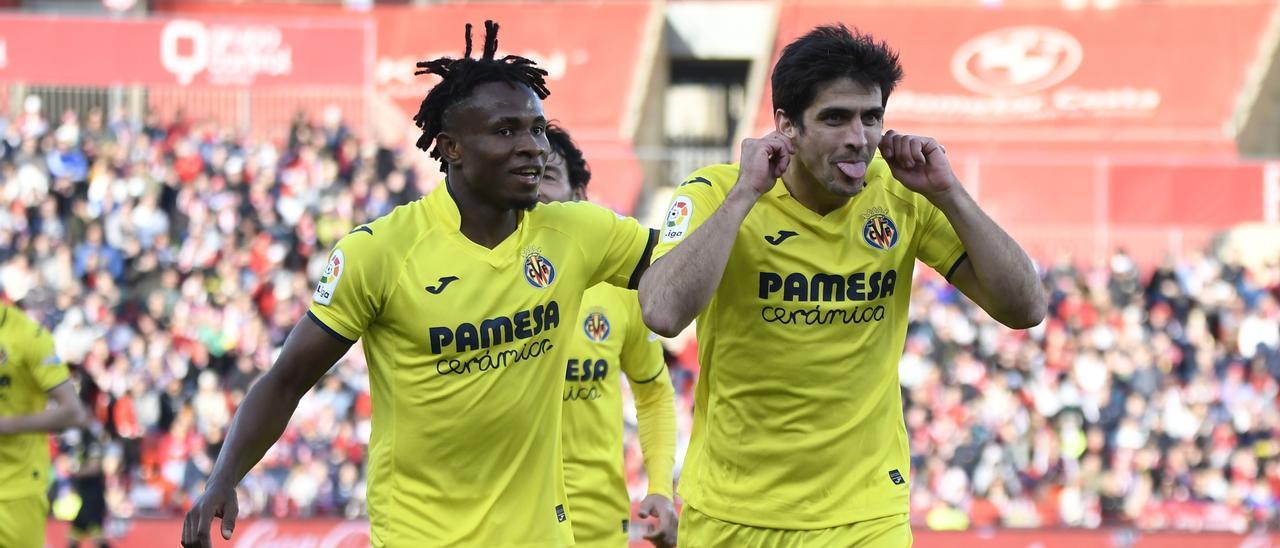 Gerard Moreno (d), junto a Samu Chukwueze (i), celebra el primer gol del Villarreal ante el Almería.