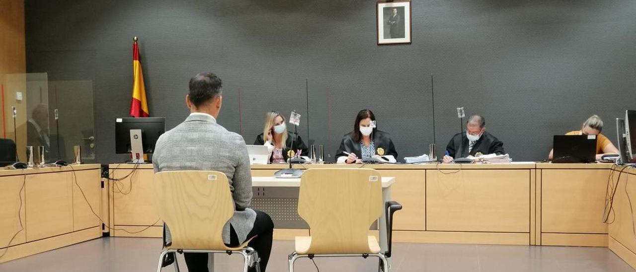 El condenado durante el juicio en su contra, ayer, en la Audiencia Provincial de Las Palmas.