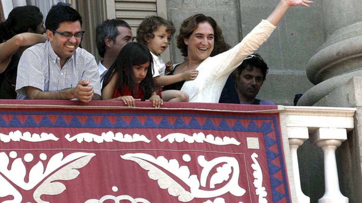 Ada Colau, con su hijo en brazos, este domingo en el balcón del ayuntamiento durante una 'diada castellera'.