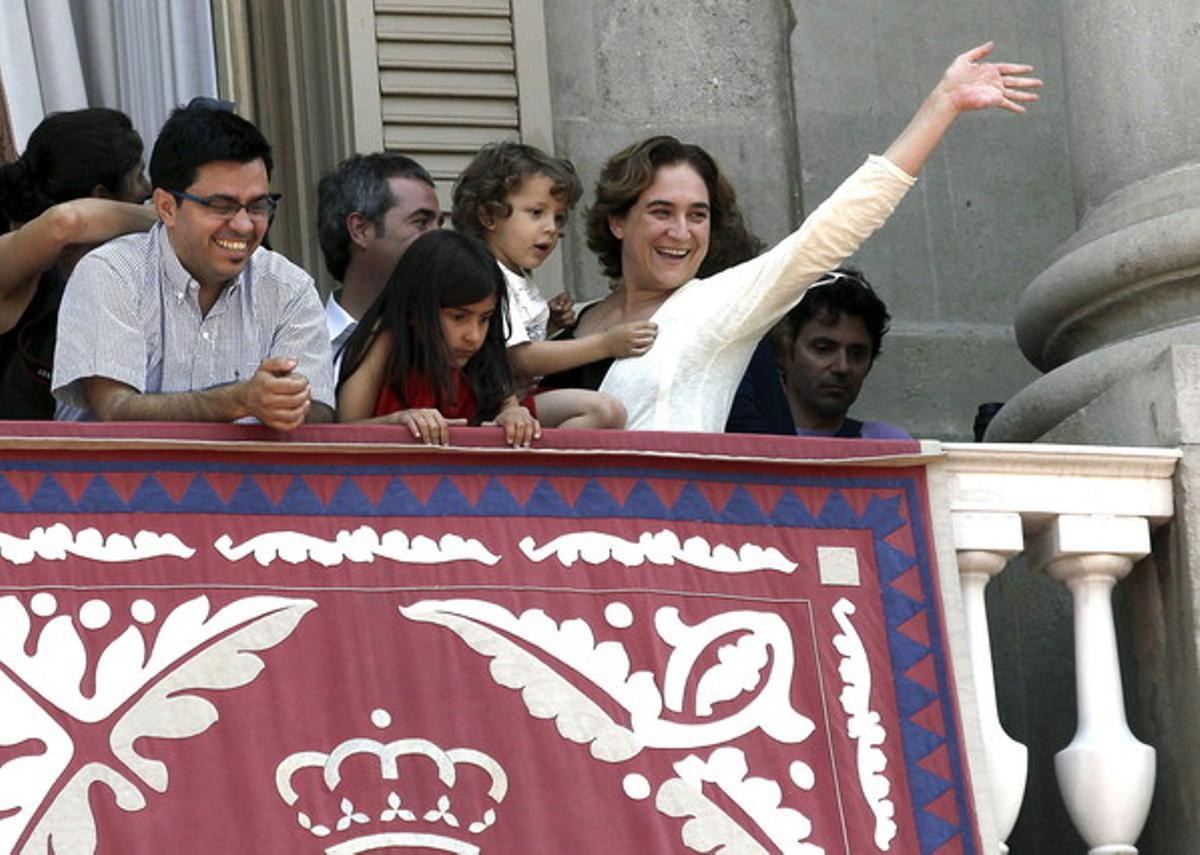 Ada Colau, amb el seu fill en braços, aquest diumenge al balcó de l’ajuntament de Barcelona durant una diada castellera.