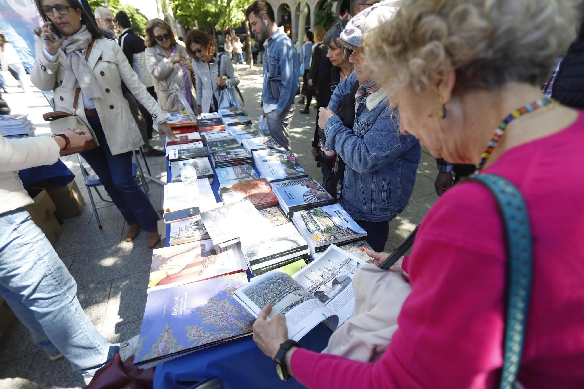 En imágenes | Multitudinario Día del Libro en el centro de Zaragoza