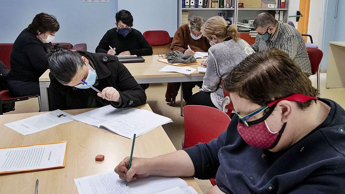 Els participants del taller d’escriptura creativa del Centre de Salut Mental de Figueres.