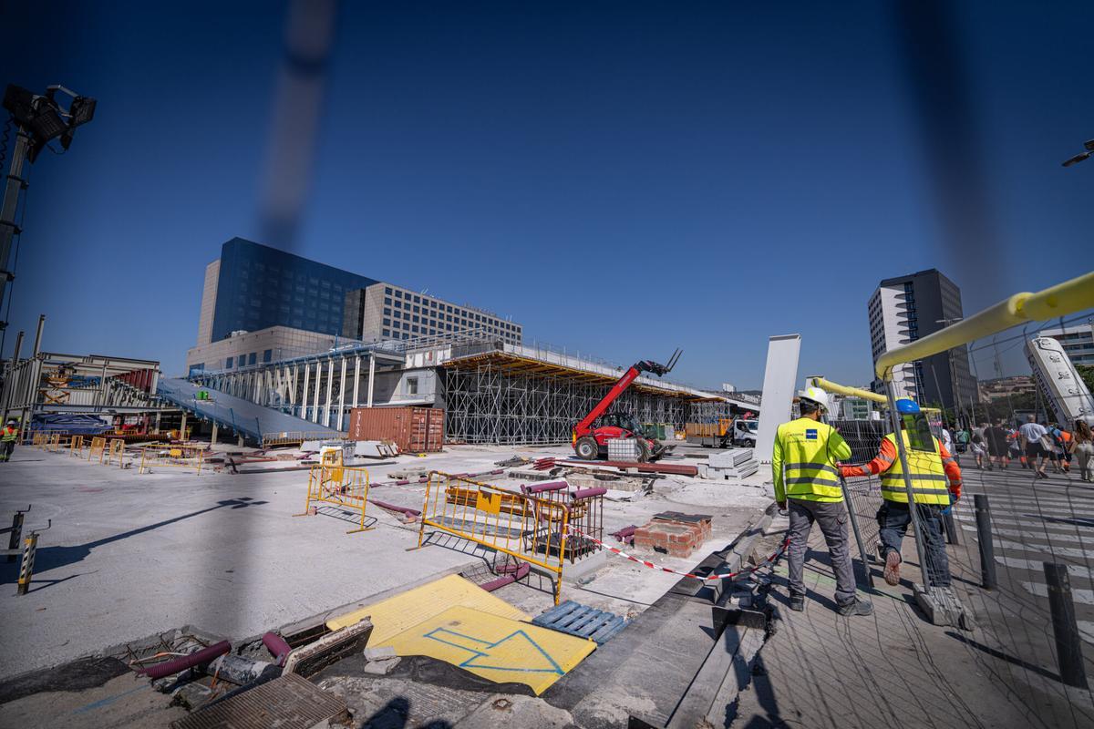 Visita a las obras de la estación de Sants y de la plaza de los Països Catalans durante un brífing informativo de Adif. Imágenes del interior de la estación y del desarrollo de los trabajos en el entorno urbano, a 25 de junio de 2026. Barcelona. AUTOR: MANU MITRU | EPC