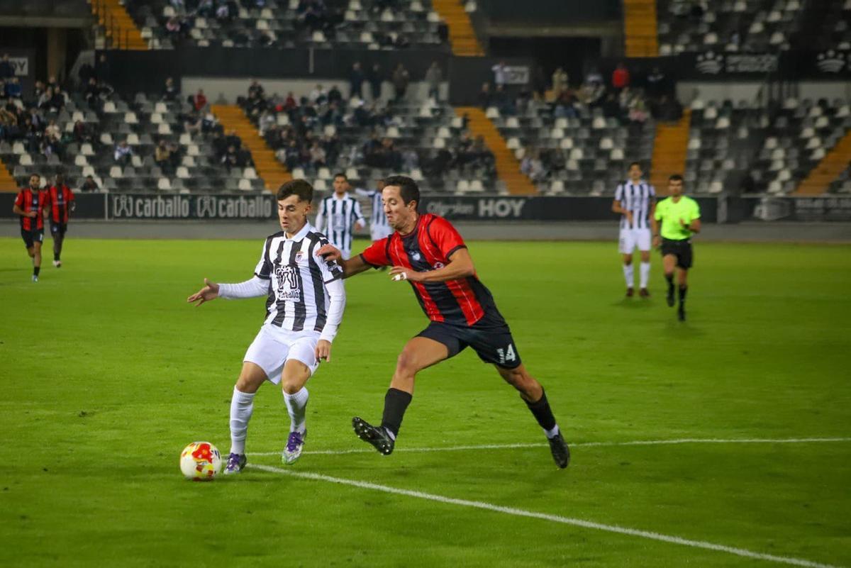 Javi Duro trata de arrebatarle el cuero a Pavón en el encuentro de ida.