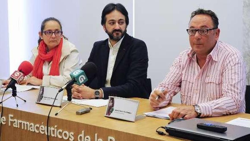 Marga Muñoz, Héctor Castro y Antonio Torres, ayer, en A Coruña. andrés prado