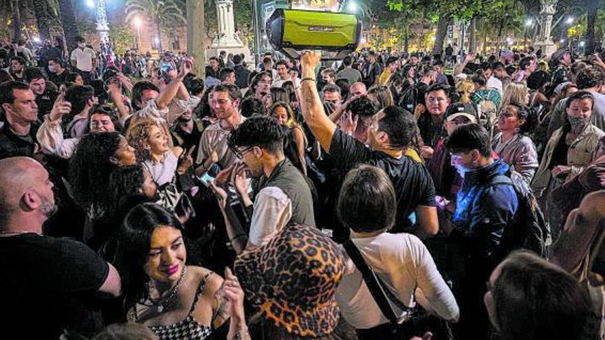 Personas sin mascarilla de fiesta en la calle en Barcelona, en la noche del sábado al domingo. |   // MANU MITRU