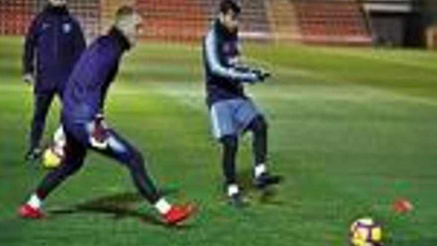 Jasper Cillessen i Leo Messi, durant un exercici de l&#039;entrenament d&#039;ahir al vespre.