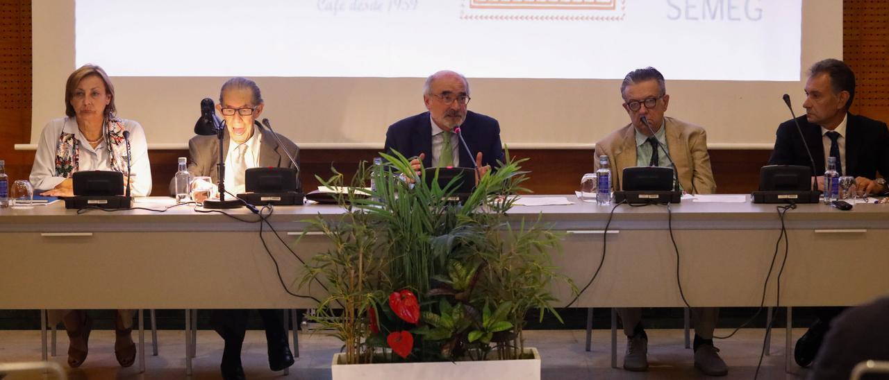 Mariví Monteserin, alcaldesa de Avilés; Juan Velarde, presidente de honor de los cursos de La Granda; Benigno Pendás, presidente de los cursos de La Granda; Miguel Herrero de Miñón, ponente inaugural; y Jorge Suárez, alcalde de Gozón.