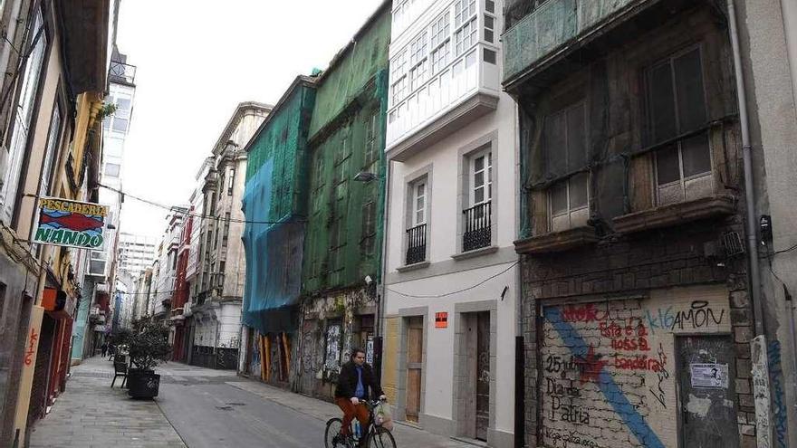 Edificios en mal estado en la calle del Orzán, parte del casco histórico.