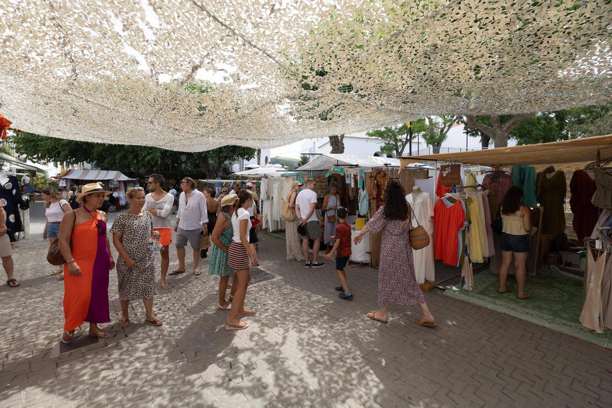 Galería: el mercadillo de Sant Joan en plena temporada de verano