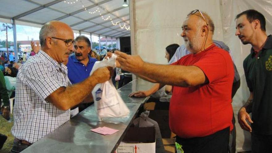 Ramón Junco entrega el bollo a Jesús del Río.