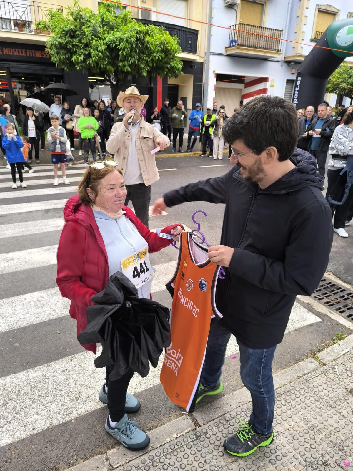 Entrega de una camiseta del Valencia BC sorteada durante el evento.