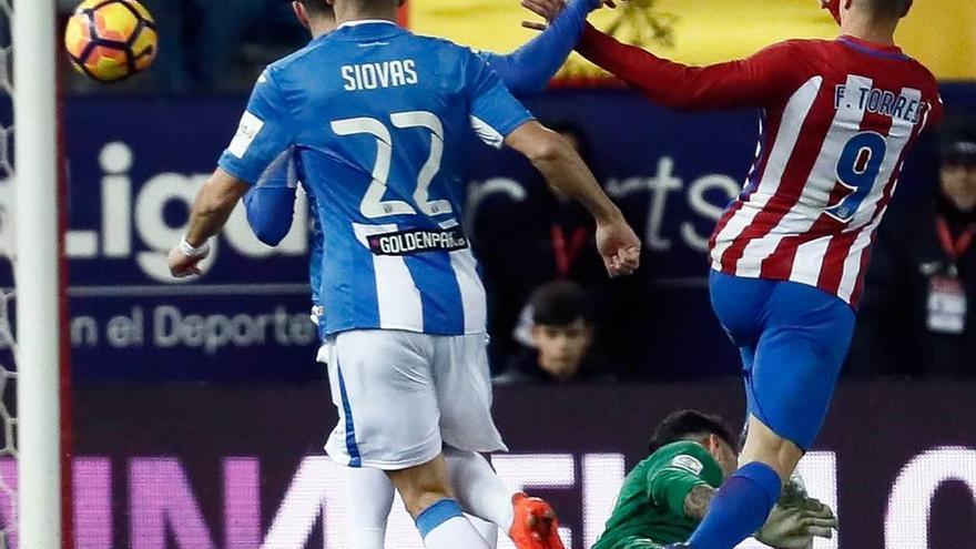 Torres supera a Herrerín en la jugada del segundo gol del Atlético.