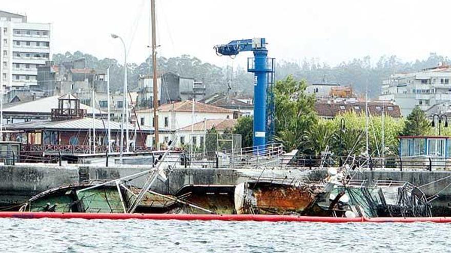 El &quot;Abrente&quot; tiene los días contados en el puerto de Vilagarcía.