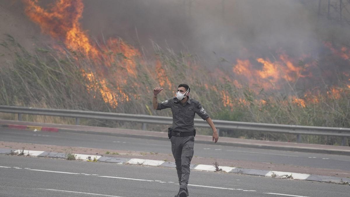Un policía israelí ante una zona incendiada