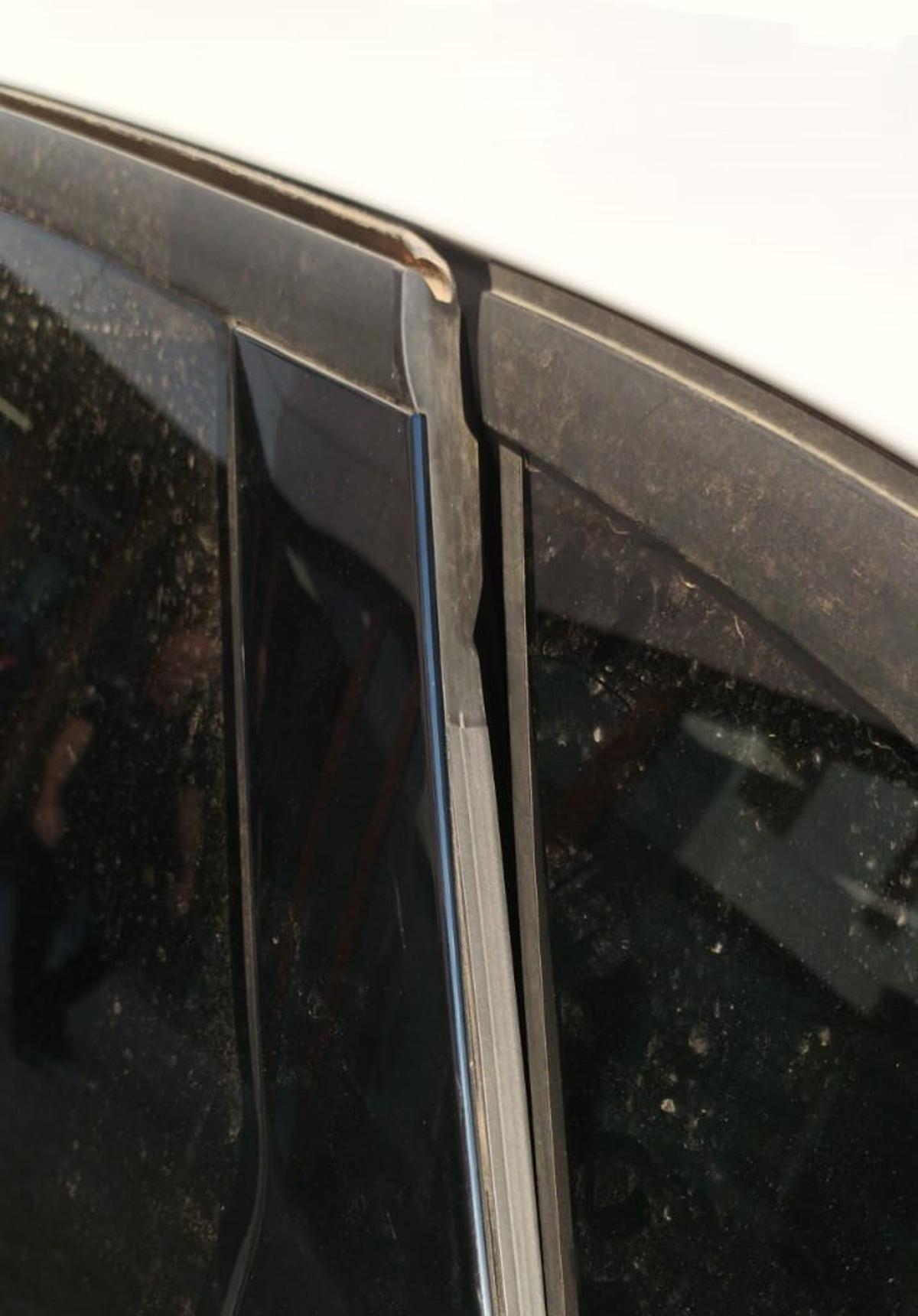 Daños en la puerta del coche policial
