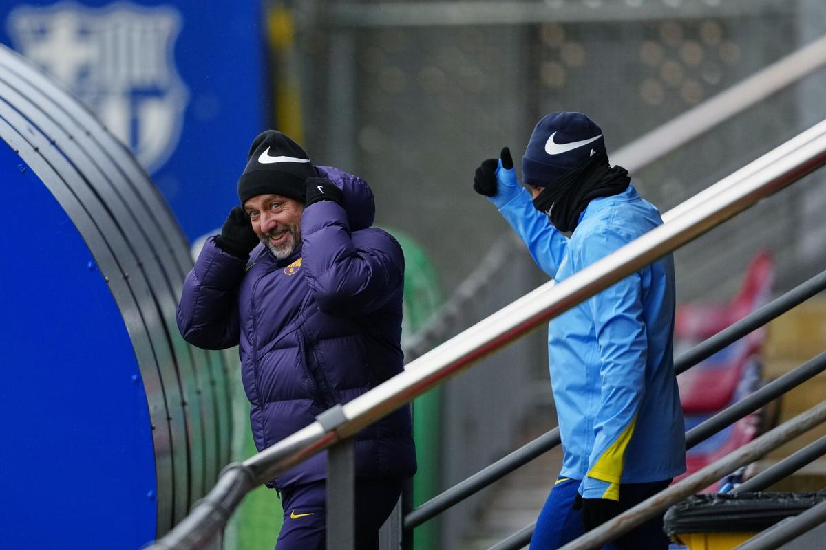 Hansi Flick sale al campo de entrenamiento, este sábado, junto a Raphinha, casi irreconocible.