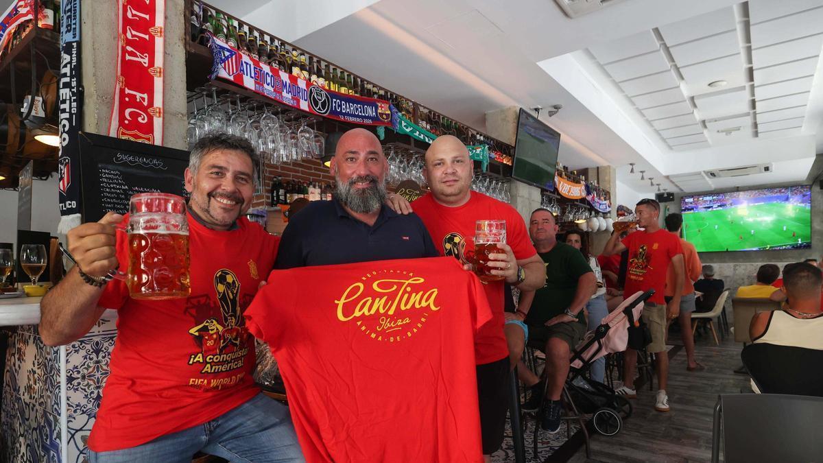 Aficionados en Ibiza siguen el estreno de España en el Mundial