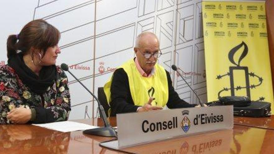 La directora de Igualdad del Consell, Judith Romero, y Francisco Palacios de Amnistía Internacional.