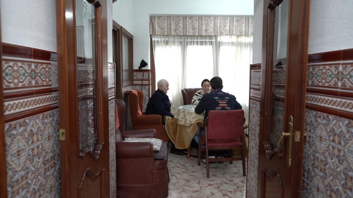 Uno de los equipos de profesionales del programa Puerta a Puerta, con una de las usuarias durante una sesión de estimulación cognitiva.