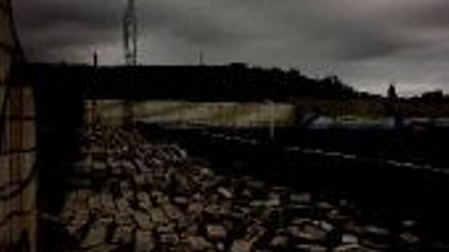 La lluvia y el viento derrumban el estadio del Coria