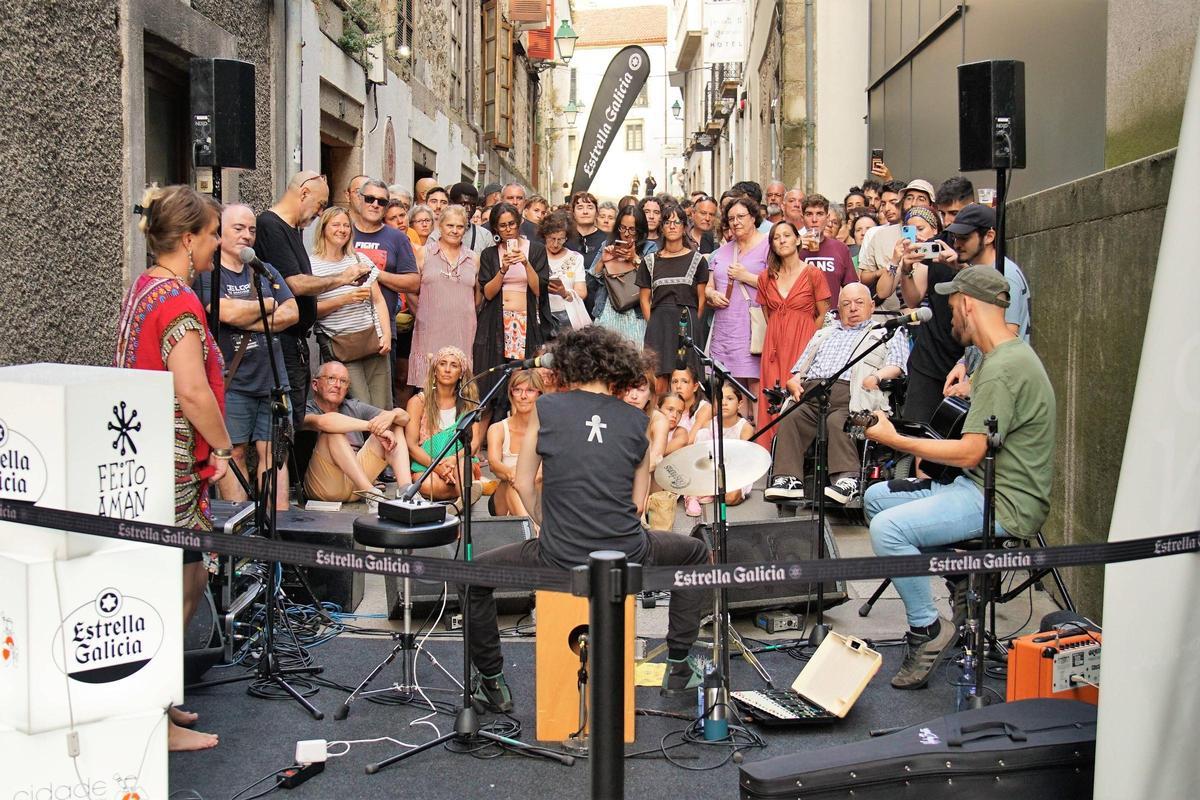 Un concerto do Feito a Man nas rúas de Santiago, celebrado o pasado mes de agosto