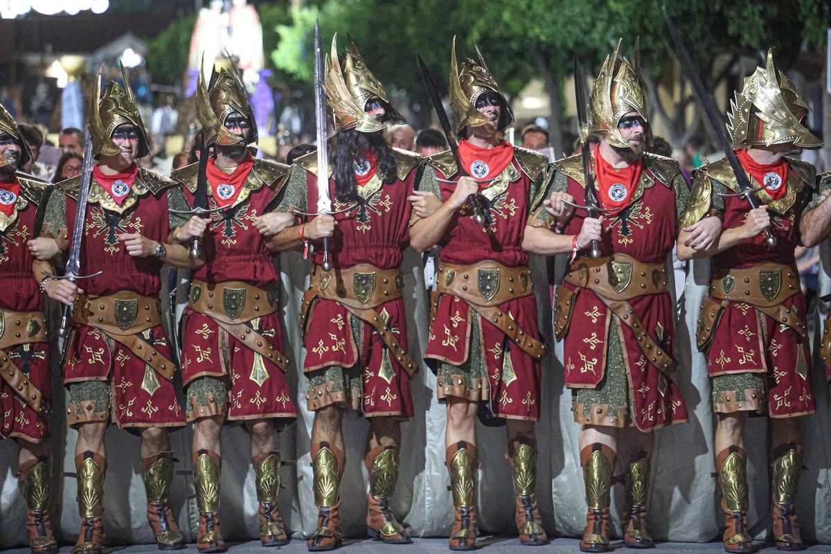 Los desfiles de Moros y Cristianos llenan las calles de color y esplendor