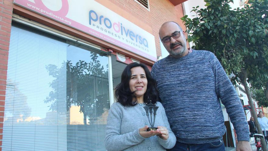 Juan Carlos Espejo, director de Prodiversa, junto a la coordinadora de cooperación internacional, Rabía Zbakh, con el premio Silver Rose 2019, en la sede de la ONG.