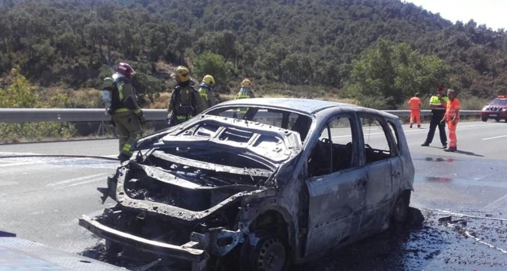 S''incendia un cotxe a l''autopista prop de la frontera de La Jonquera