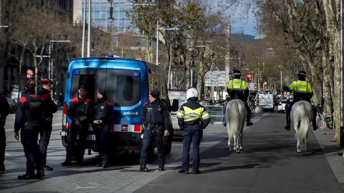 Patrullas de Mossos y de la Guardia Urbana en la confluencia del paseo de Gràcia con Provença.
