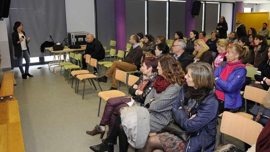 Charla educativa en el CEIP Xesús Golmar  |  El CEIP Xesús Golmar acogió ayer una conferencia bajo el título Erixindo o castelo da educación: Claves para potenciar as relación paterno-filais. Durante la charla, impartida por Laura López Romero, doctora en Psicología e integrante del grupo UDIPRE, se ofrecieron una serie de estrategias y prácticas educativas que mostraron su eficacia a la hora de fomentar la relación positiva entre madres y padres con sus hijos.