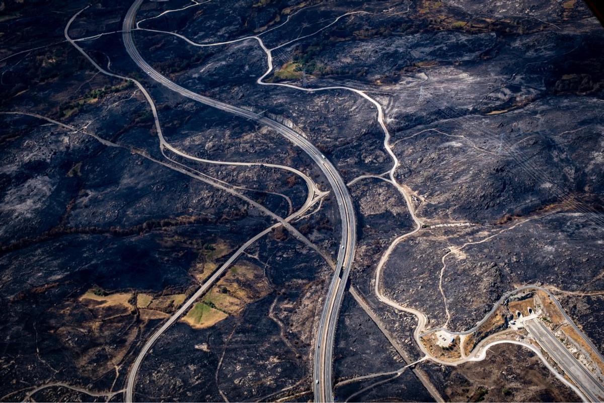 La A-52 serpentea entre cenizas a su paso por A Gudiña