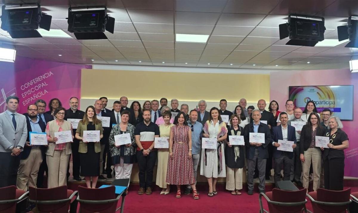Foto de familia de los representantes de las diócesis reconocidas.