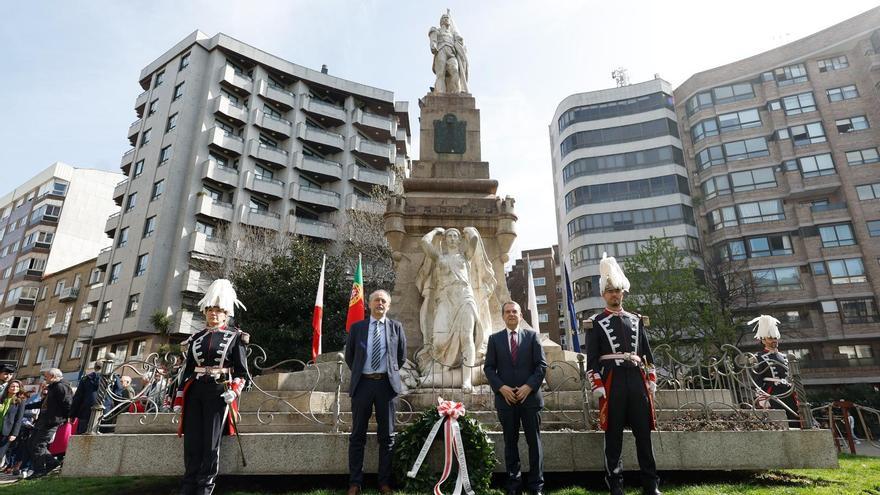 Roberto Cavallo, de Denso, e Abel Caballero, duranta a ofrenda floral na Praza de Independencia