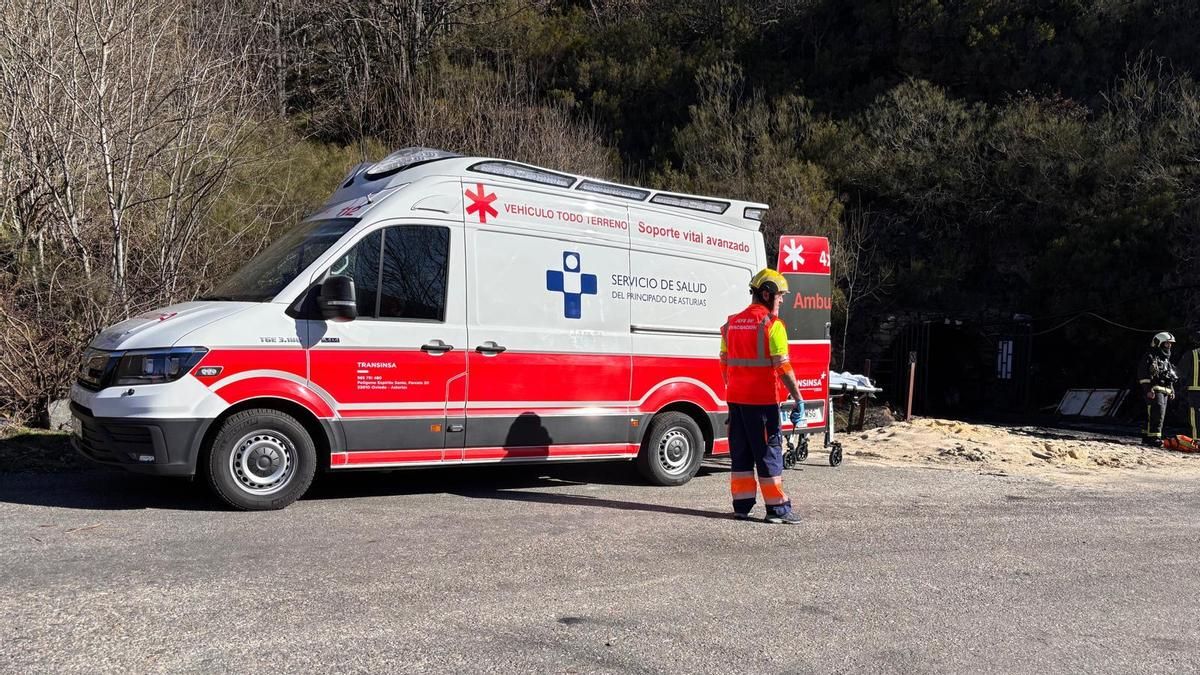 Una ambulancia en el lugar del accidente en Cerredo, con la entrada a la mina a la derecha