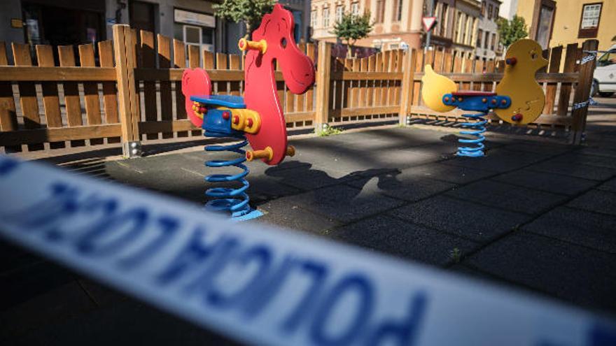 Un parque infantil de La Laguna precintado durante el estado de alarma.