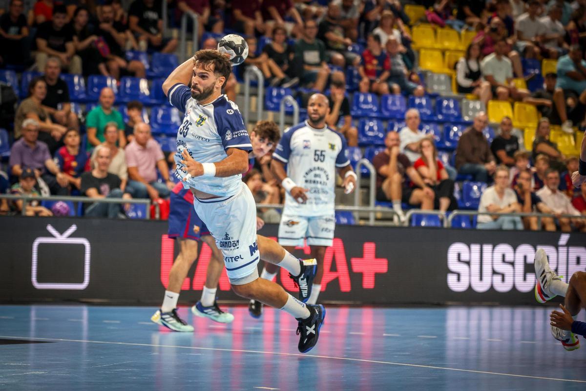El pivote cangués Pablo Castro, ayer en el Palau Blaugrana, en una acción para intentar batir a Hallgrimsson.
