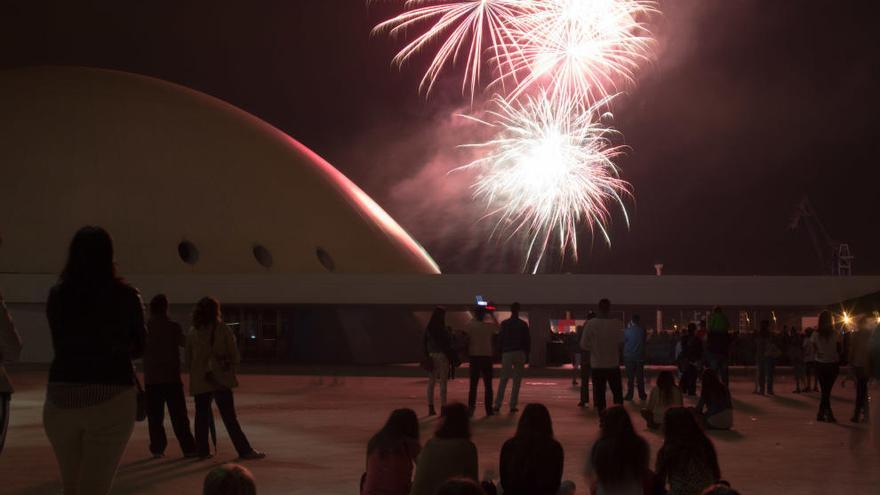 Fuegos artificiales, sobre el Centro Niemeyer.