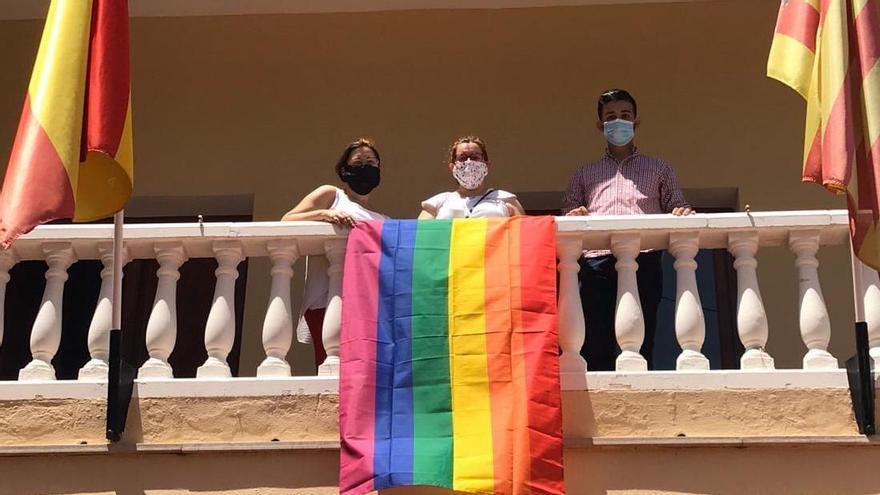 La prohibición de banderas arcoíris en edificios públicos de Nàquera llega a la UE