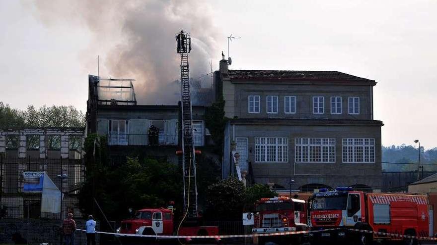 Un incendio corta tres horas al  tráfico el acceso a Vilagarcía por Carril