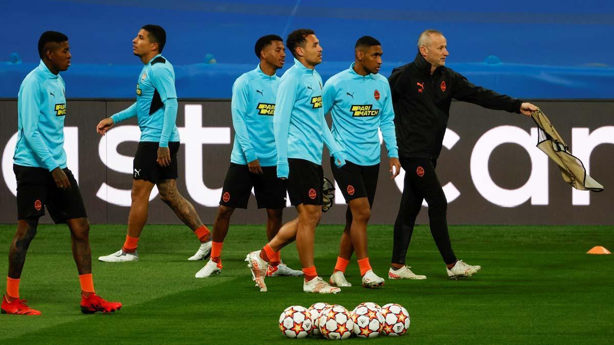 Sesión del Shakhtar Donetsk en el Bernabéu antes del partido ante el Real Madrid