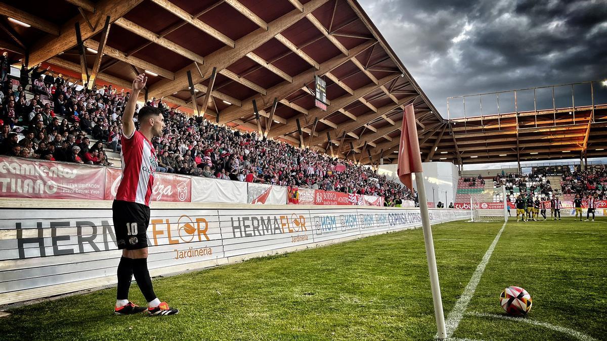 Carlos Ramos lanza un córner