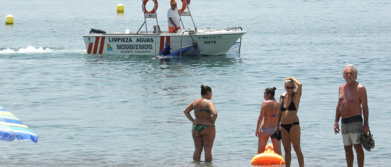 Uno de los barcos de limpieza del litoral que cada verano faena a través de la Mancomunidad de Municipios de la Costa del Sol-Axarquía. | F. E.