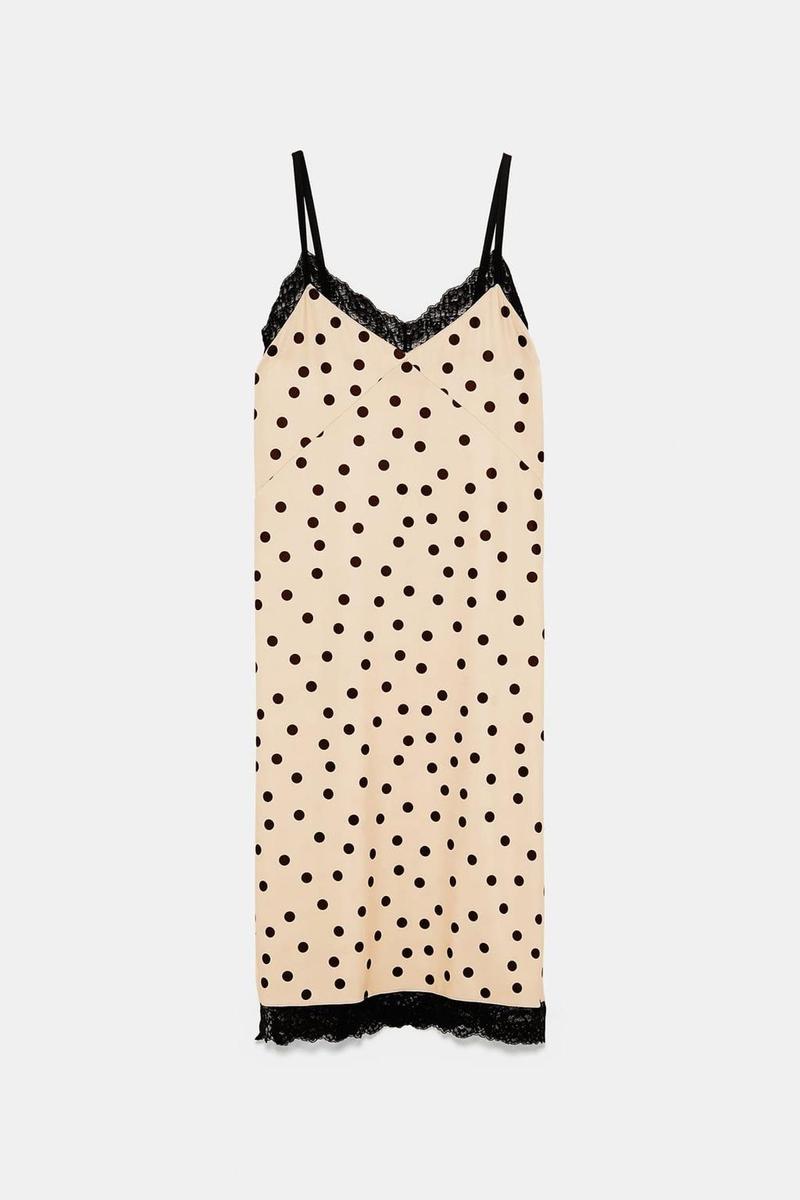 Vestido lencero de lunares de Zara. (Precio: 19, 95 euros)