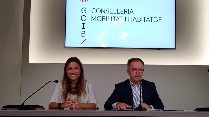 La directora general de Vivienda y Arquitectura, Cristina Ballester, y el conseller de Movilidad y Vivienda, Josep Marí.